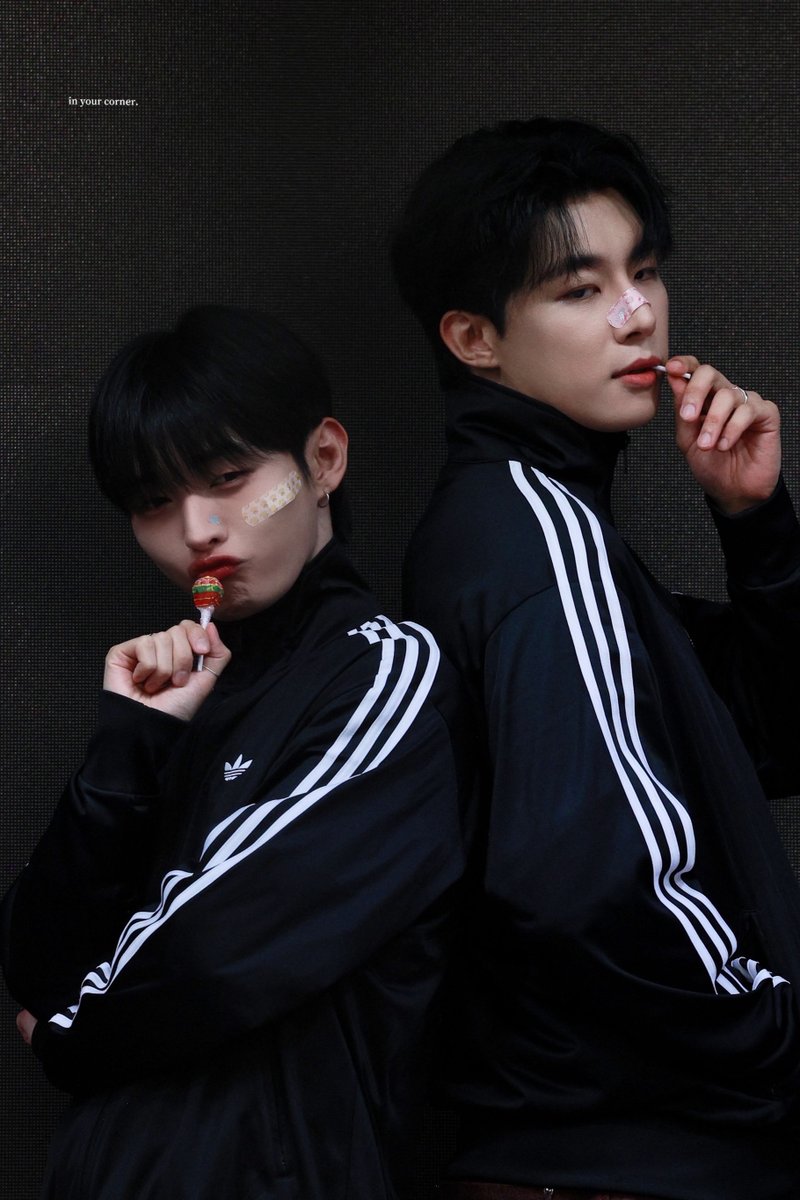 인유어코너 tweet media