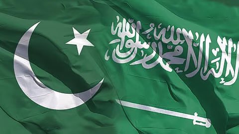 تُعلن #وزارة_الدفاع عن وصول قوة عسكرية من جمهورية باكستان الإسلامية إلى قاعدة الملك عبدالعزيز الجوية بالقطاع الشرقي ضمن اتفاقية الدفاع الإستراتيجي المشترك الموقعة بين البلدين الشقيقين.

وتتكون القوة الباكستانية من طائرات مقاتلة ومساندة تابعة للقوات الجوية الباكستانية، بهدف تعزيز