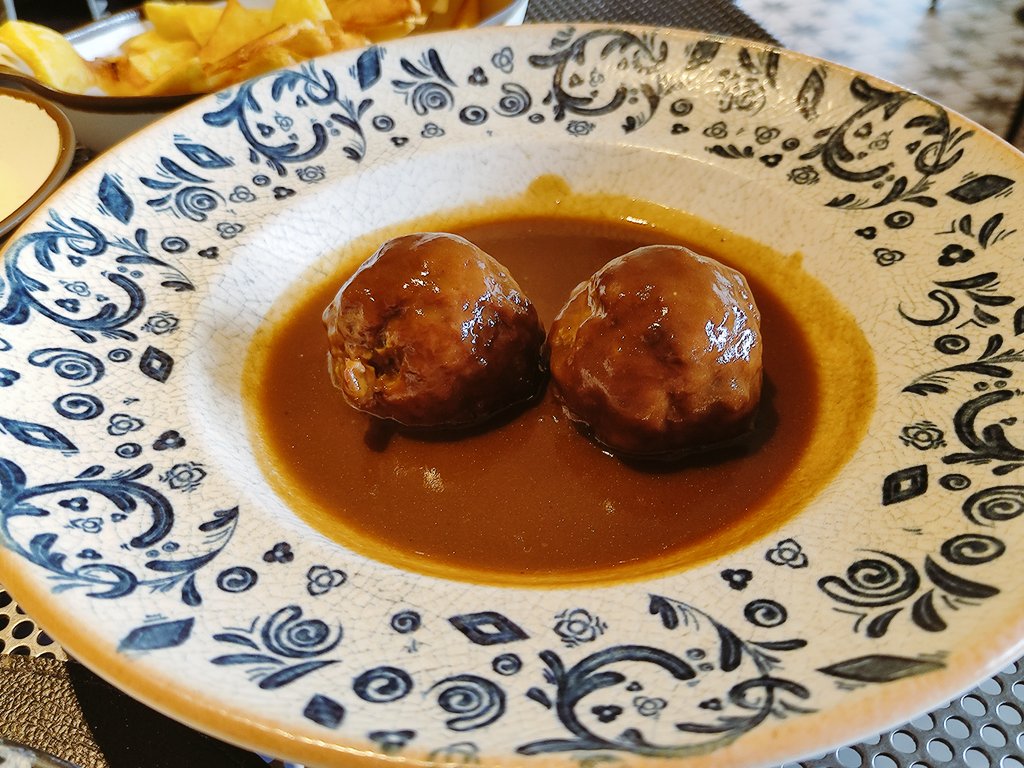 Toque, Majadahonda. La regularidad y el buen gusto por bandera.
Langostinos en tempura, escabeche casero de caballas de Luarca, un lenguado impecable y mis albóndigas favoritas. <a href="/Vegabaena/">Lucas Vega Baena</a> cocina de maravilla y es un excelente anfitrión.