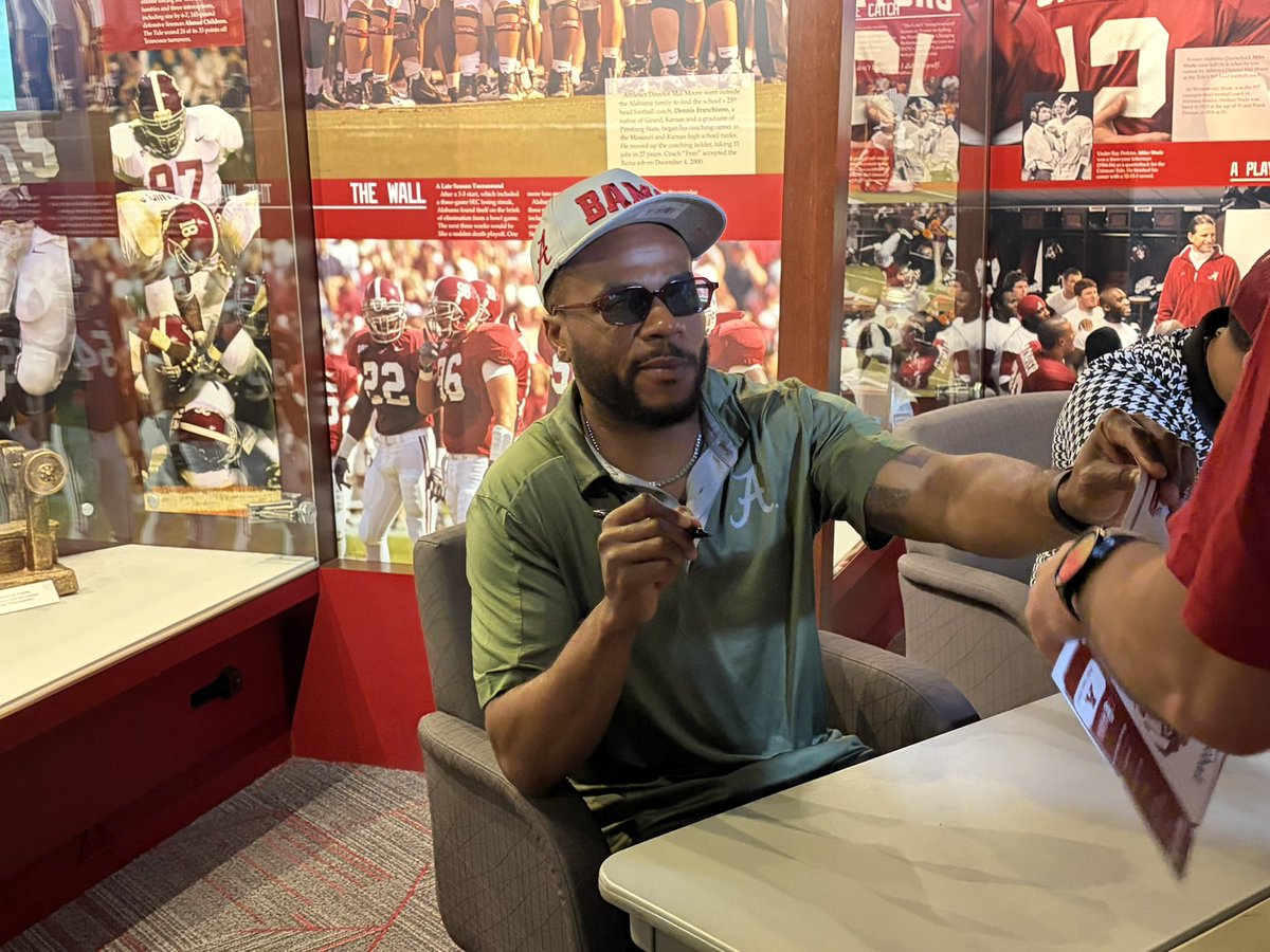 TheBamaStandard's tweet image. Alabama legends @blakesims, @Mazeboy4, and Christion Jones are hanging out with us at @bryantmuseum! 🔥

#CollegeFootball #RollTide #BamaFactor