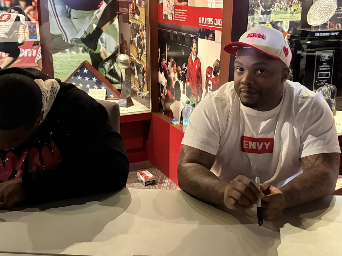 TheBamaStandard's tweet image. Alabama legends @blakesims, @Mazeboy4, and Christion Jones are hanging out with us at @bryantmuseum! 🔥

#CollegeFootball #RollTide #BamaFactor