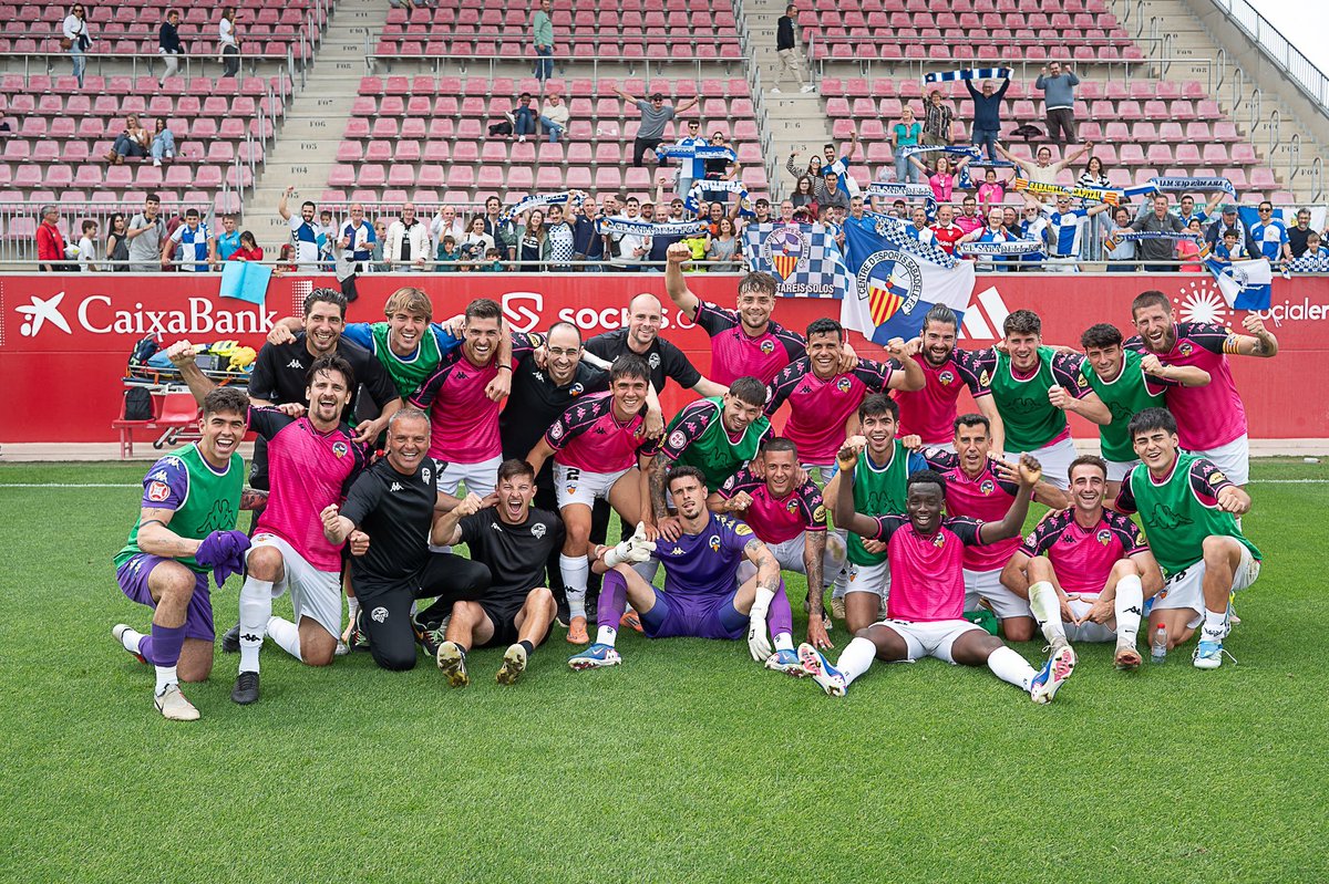 GradaBpro's tweet photo. El @CESabadell vuelve al +3 para colocarse en lo más alto de la tabla del G2 de 1RFEF.

Temporadón del conjunto arlequinado. Sin duda, la gran revelación de esta temporada 25/26 en la categoría de bronce. https://t.co/gbKgNPG9Bd