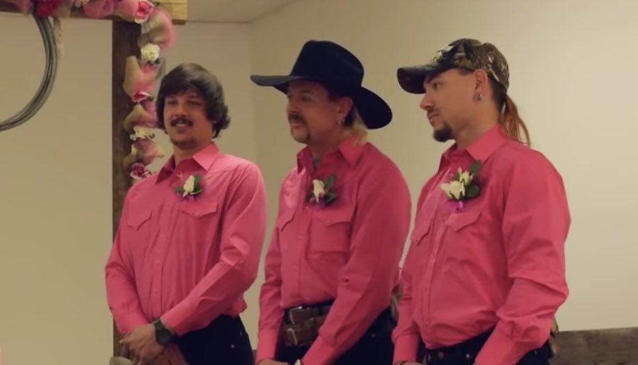Which Iowa high school’s prom is this? ⬇️