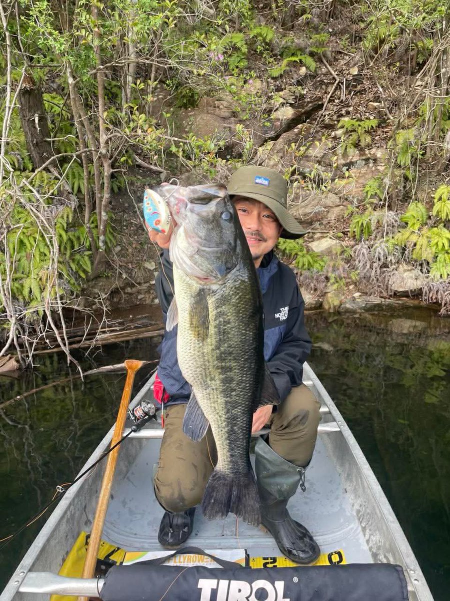 HandSome_lures's tweet photo. そして先入りしていた村木さん、早々にBopCracketで54cmを釣り上げる😆 https://t.co/qzGSUT4kOu