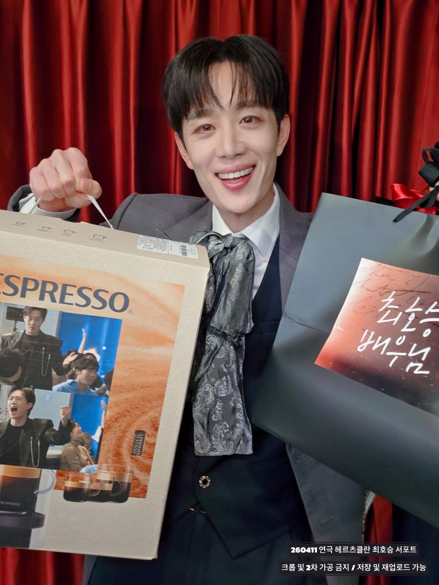 BLUE_5S21's tweet photo. 260411 연극 헤르츠클란 서포트🍂

❝다음주에 보자.❞

최호승 배우님과 연극 [헤르츠클란] 팀을
응원하며 서포트를 진행하였습니다.

(2차 가공 없이 사진 저장 및 재업 가능) https://t.co/VbmPVZGJZo