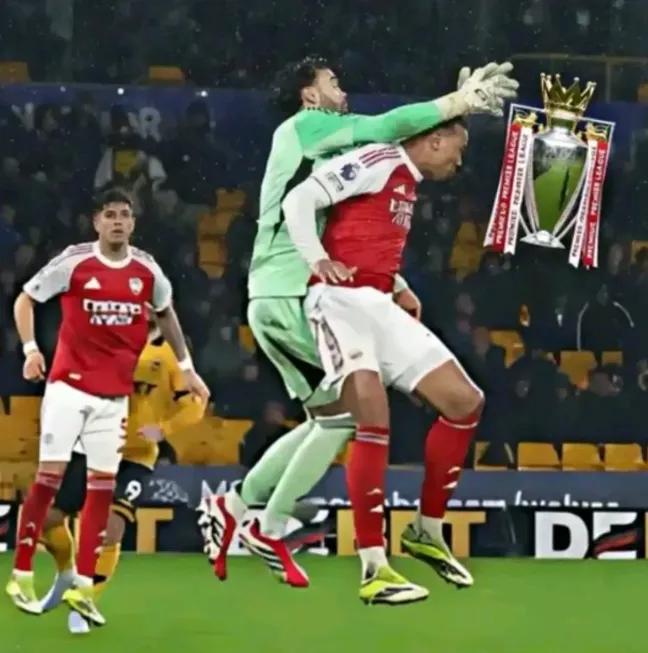 Light_tech01's tweet photo. @UTDTrey GK: leave it, I got it

Defender: No, it's too big for us

😂😂 https://t.co/6PPvdQ72w9