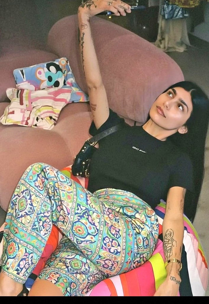 MiaKhalifa1012's tweet image. “Too close… now there’s no going back 😮‍🔥
What happens next… you decide 👀”
#MiaKhalifa #Vibes #Trending #Viral