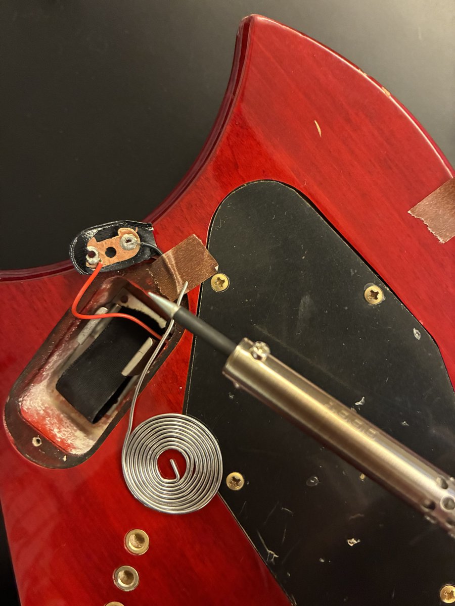 続きましてギター修理
はんださんで千切れたマイナスをくっつけて9V電池いれ...
たんだけどさ、やっぱ音ならないや
他も壊れてるのか...😭
修理請け負うような楽器店もないしなぁ...