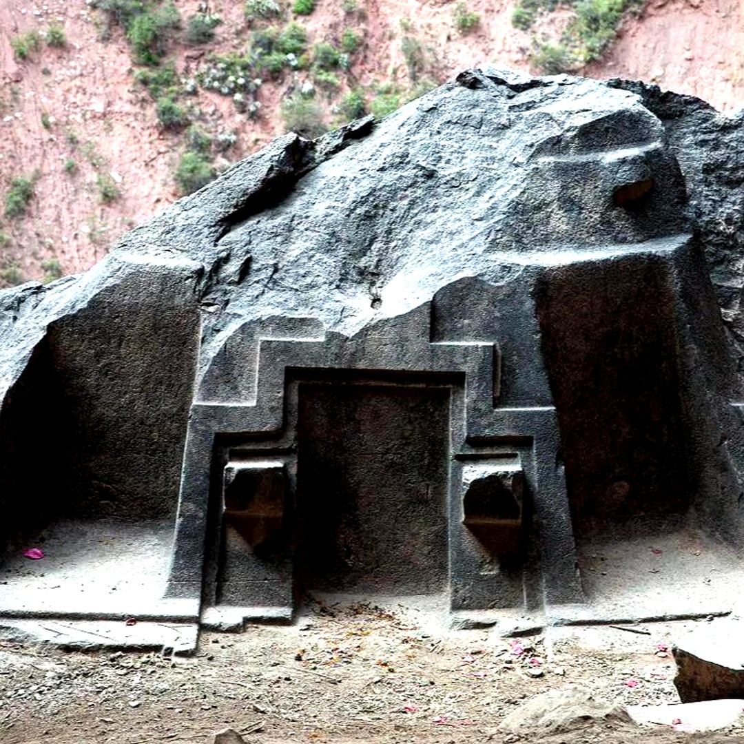 Hucha K'uchu Altar, Peru. An altar carved into living rock. Perfectly cut niches. Sharp internal angles. Clean geometry… in solid stone. When was this done? #AncientMysteries #LostCivilizations