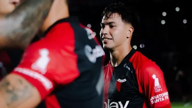 OrgulloLGBT's tweet photo. Un gol contra el prejuicio: Ignacio Lago, primer futbolista ⚽️ profesional latinoamericano que visibiliza su relación 💕 Gay https://t.co/QJs8v7PMOg https://t.co/LTG7bWPSxF