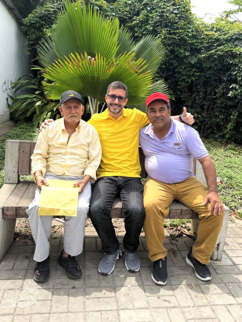 OscaravBga's tweet photo. Acompañamos a la comunidad del barrio Claveriano del Norte en una jornada de desparasitación de sus animalitos, brindando también orientación psicológica y jurídica.
Seguimos trabajando por el bienestar integral de las familias y sus mascotas 🐾 https://t.co/PkjpxbOoRc