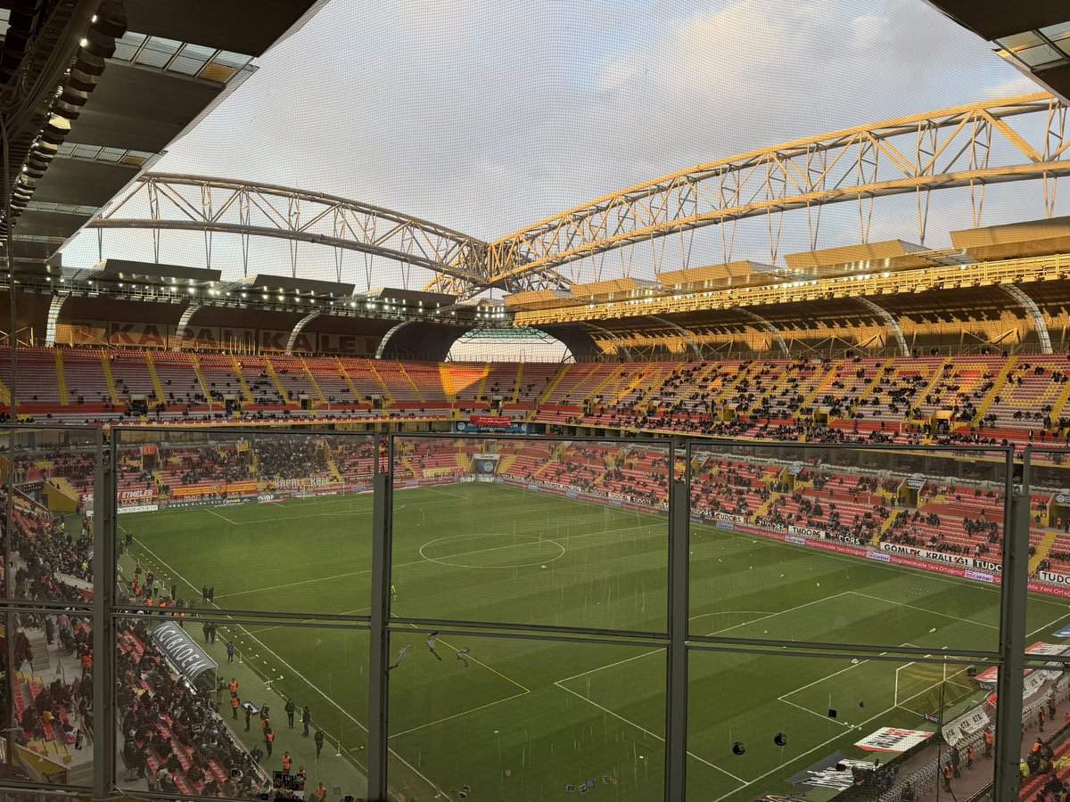 TayfunTrker1's tweet photo. ALANDAYIZ 

BAŞARILAR @Fenerbahce ‘m 

#KYSvFB
#FenerinMaçıVar https://t.co/lthQvm6gF7