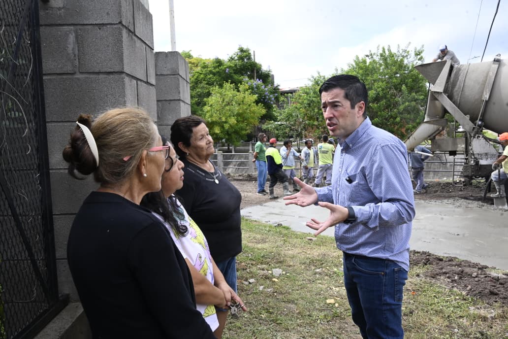 pulsoba's tweet photo. https://t.co/rlaCLKctAy
Nardini recorrió el avance de obra de pavimentación de la calle Estado de Israel
El intendente de @munimalvinas  supervisó el avance de obra de pavimentación que se lleva adelante en la calle Estado de Israel, entre Sucre y Cochabamba, https://t.co/tkQam9n5nx