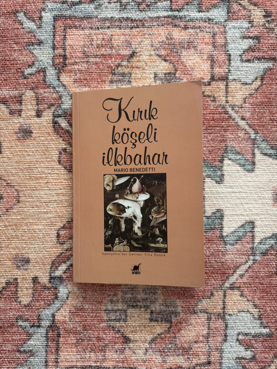 HulyaAkarsu1's tweet image. sevdiklerime daha  bitirmeden   zorla aldırttığım o kitap 🌸🌿 #kırıkköşeliilkbahar #marıobenedetti @ayrintiyayinevi