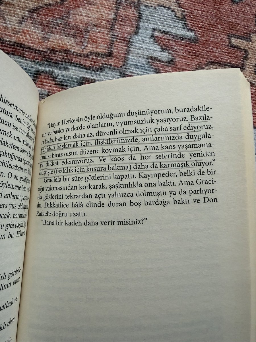 HulyaAkarsu1's tweet image. sevdiklerime daha  bitirmeden   zorla aldırttığım o kitap 🌸🌿 #kırıkköşeliilkbahar #marıobenedetti @ayrintiyayinevi