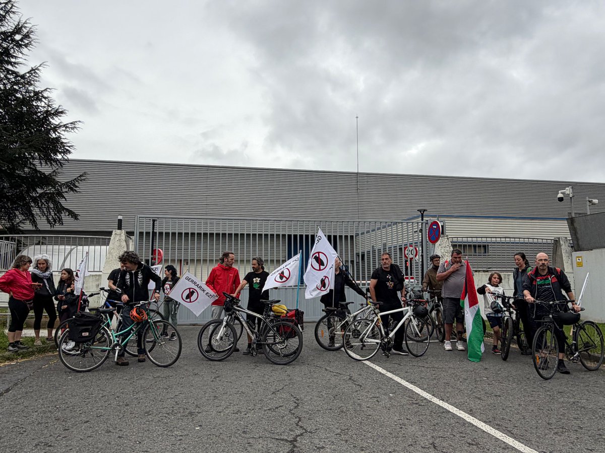 EguzkiEH's tweet photo. #Barakaldo ko #ITPAero ren aurrean, #gerra eta #armagintza ren aurka gaur goizean #Bilbo eta #Getxo bitartean egin den bizikleta-martxaren baitan. Gerraren negozioari ez. #gerrarikez https://t.co/8mnsJGeNfB