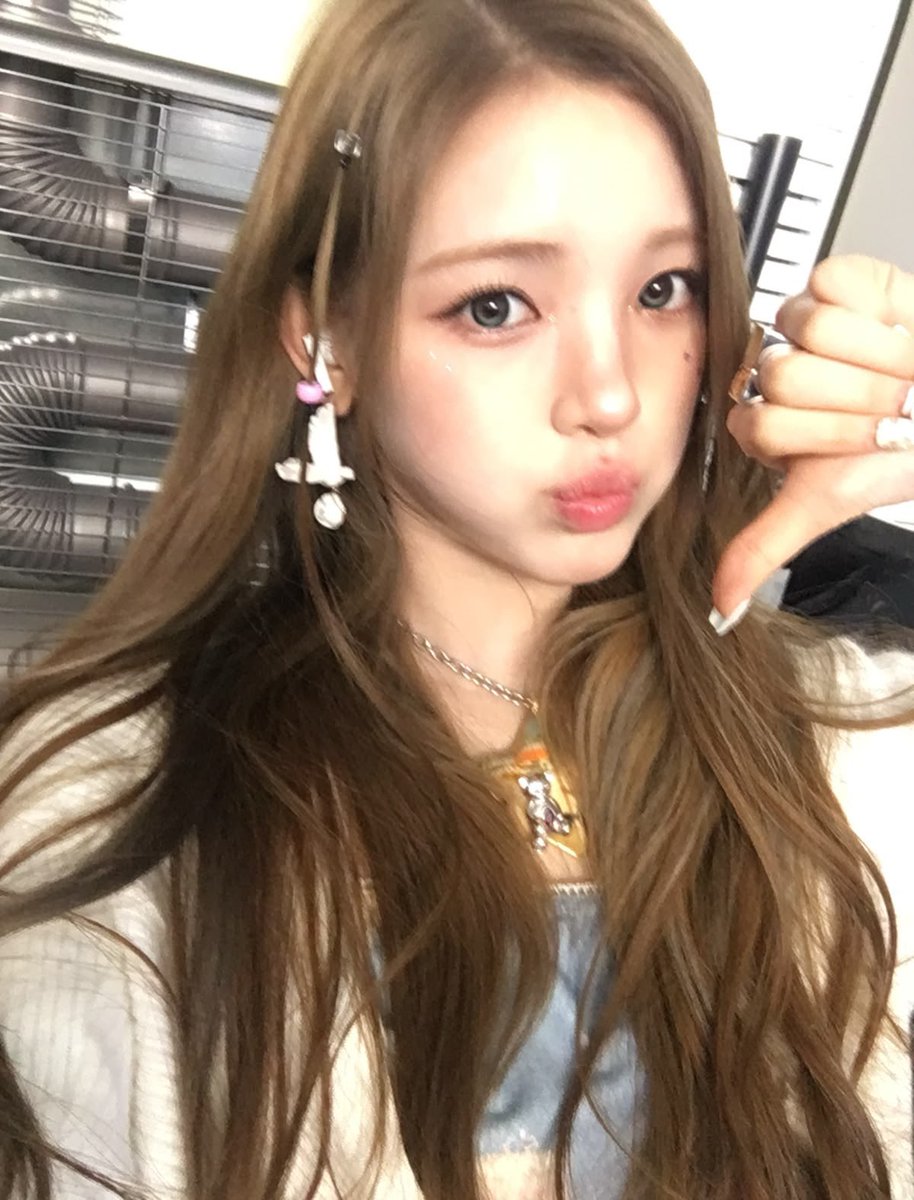 crloey's tweet photo. HBD to the girl who’s impossible to ignore and even harder not to like. Have a blast today! https://t.co/DYiOd0EeYX