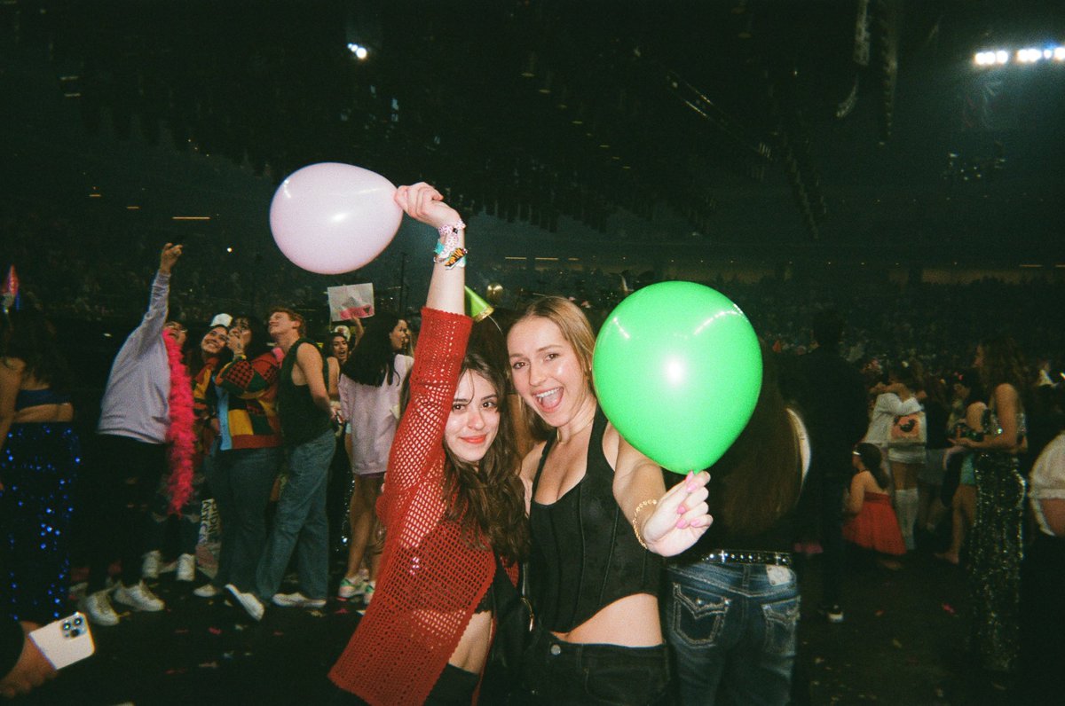 spinningforyou's tweet photo. happy happy happy birthday to my bestie girl <3333 i love this little life with you… to the moon and to saturn 🪐🌙💛 https://t.co/lTpImw3tvz
