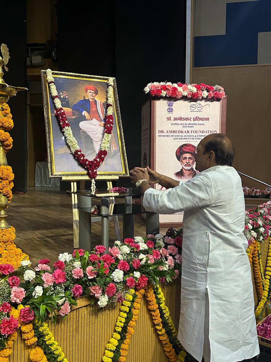 idpyadav's tweet photo. संसद भवन परिसर में ज्योतिबा फूले जी को श्रद्धांजलि व सम्बोधन में फूले जी के जीवन पर अपने विचार रखे |
.
.
#dpyadav https://t.co/ZYRDZc2wso
