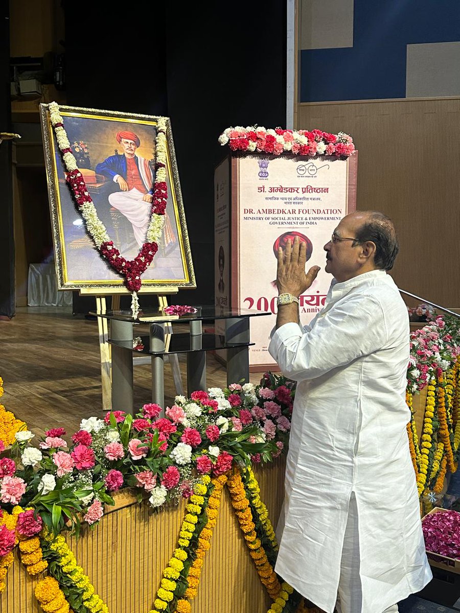 idpyadav's tweet photo. संसद भवन परिसर में ज्योतिबा फूले जी को श्रद्धांजलि व सम्बोधन में फूले जी के जीवन पर अपने विचार रखे |
.
.
#dpyadav https://t.co/ZYRDZc2wso