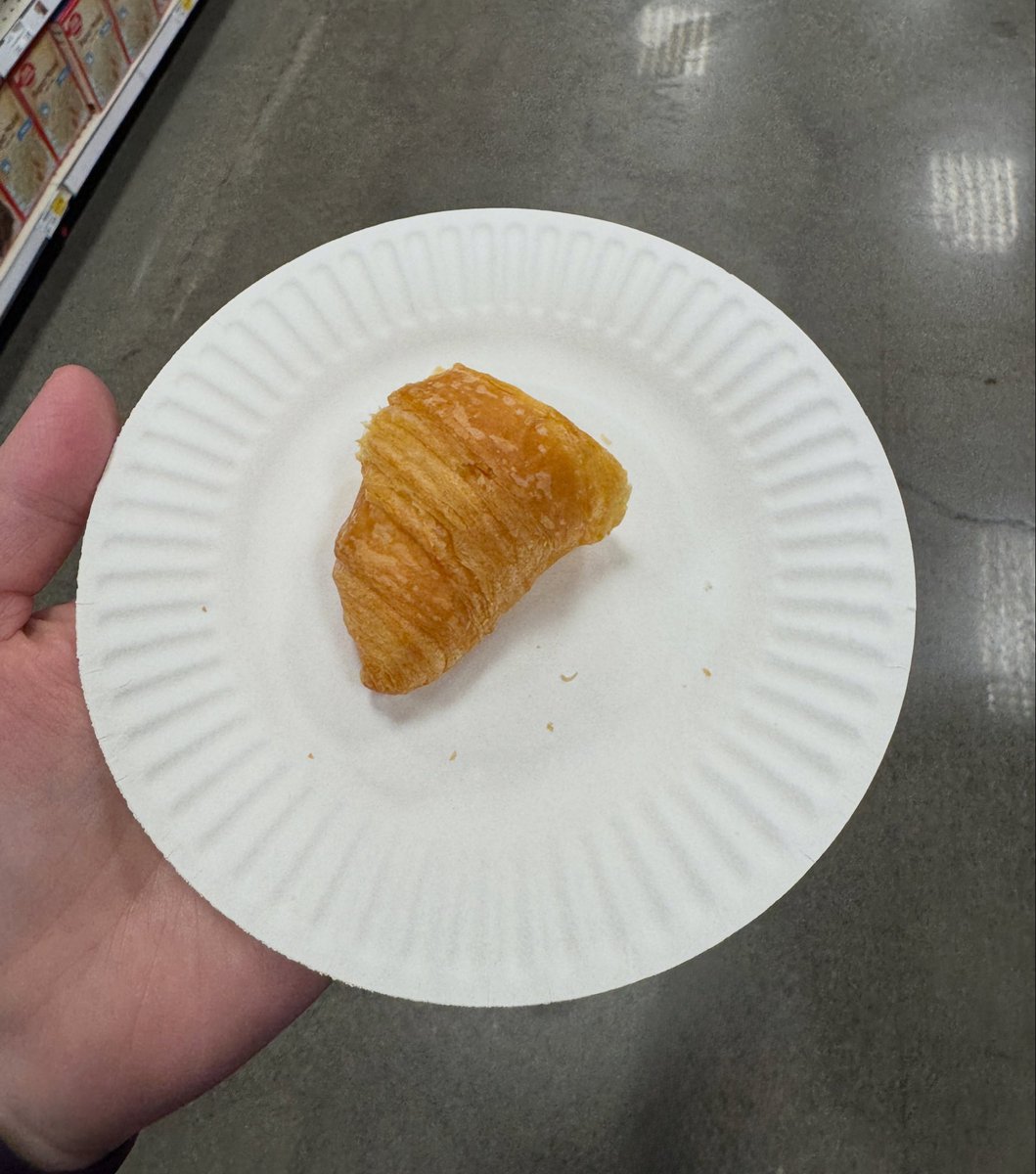 TemporaryWaffle's tweet image. I love when stores have demo’s with lil free samples 😍 a tasty buttery croissant 🥐 #itsthelittlethings 

.
#samples #storesampling #freesamples #croissant