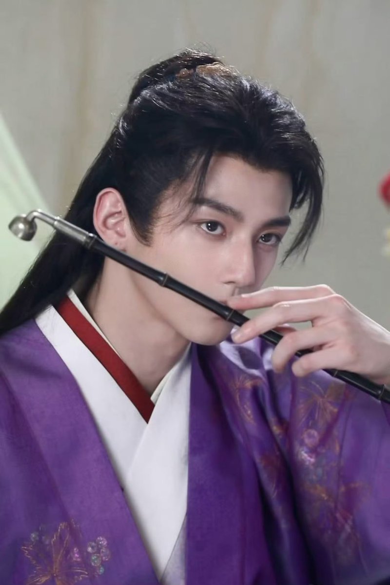 Weimirng's tweet photo. Draped in elegant, rich colored deep purple with a hint of red and white as his inner making him radiate such an intimidating persona. This is Xie Yan; the charming, yet dangerous young man of Xie Family. https://t.co/vssJktMW86