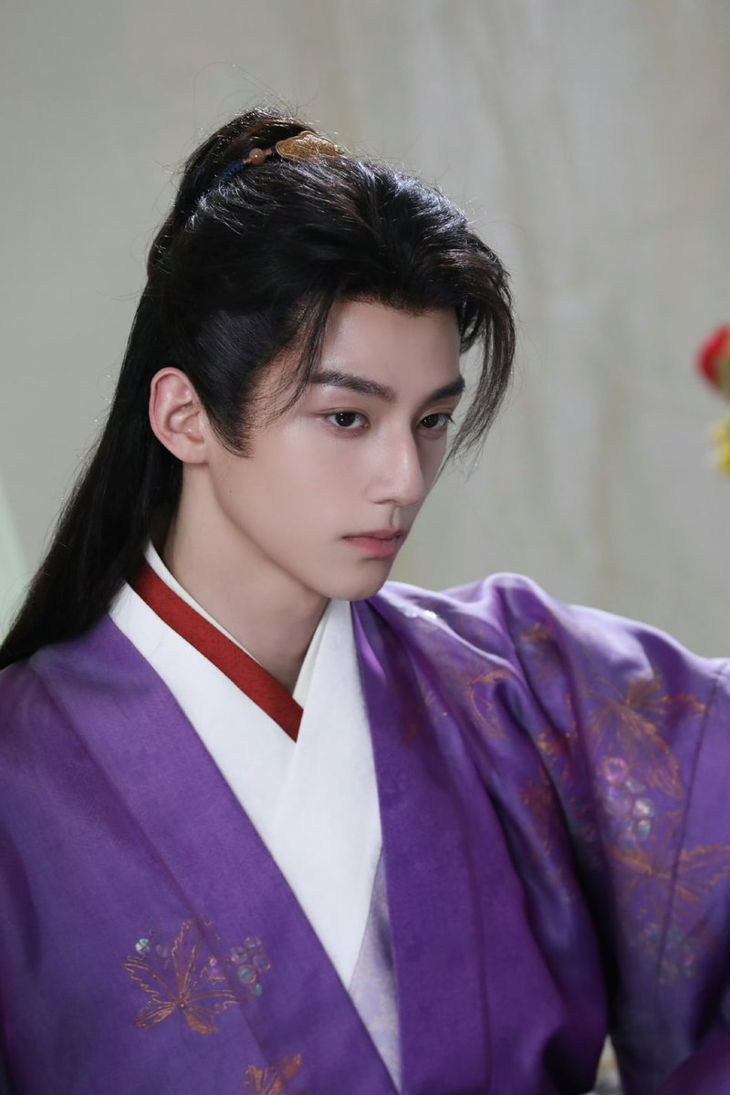 Weimirng's tweet photo. Draped in elegant, rich colored deep purple with a hint of red and white as his inner making him radiate such an intimidating persona. This is Xie Yan; the charming, yet dangerous young man of Xie Family. https://t.co/vssJktMW86