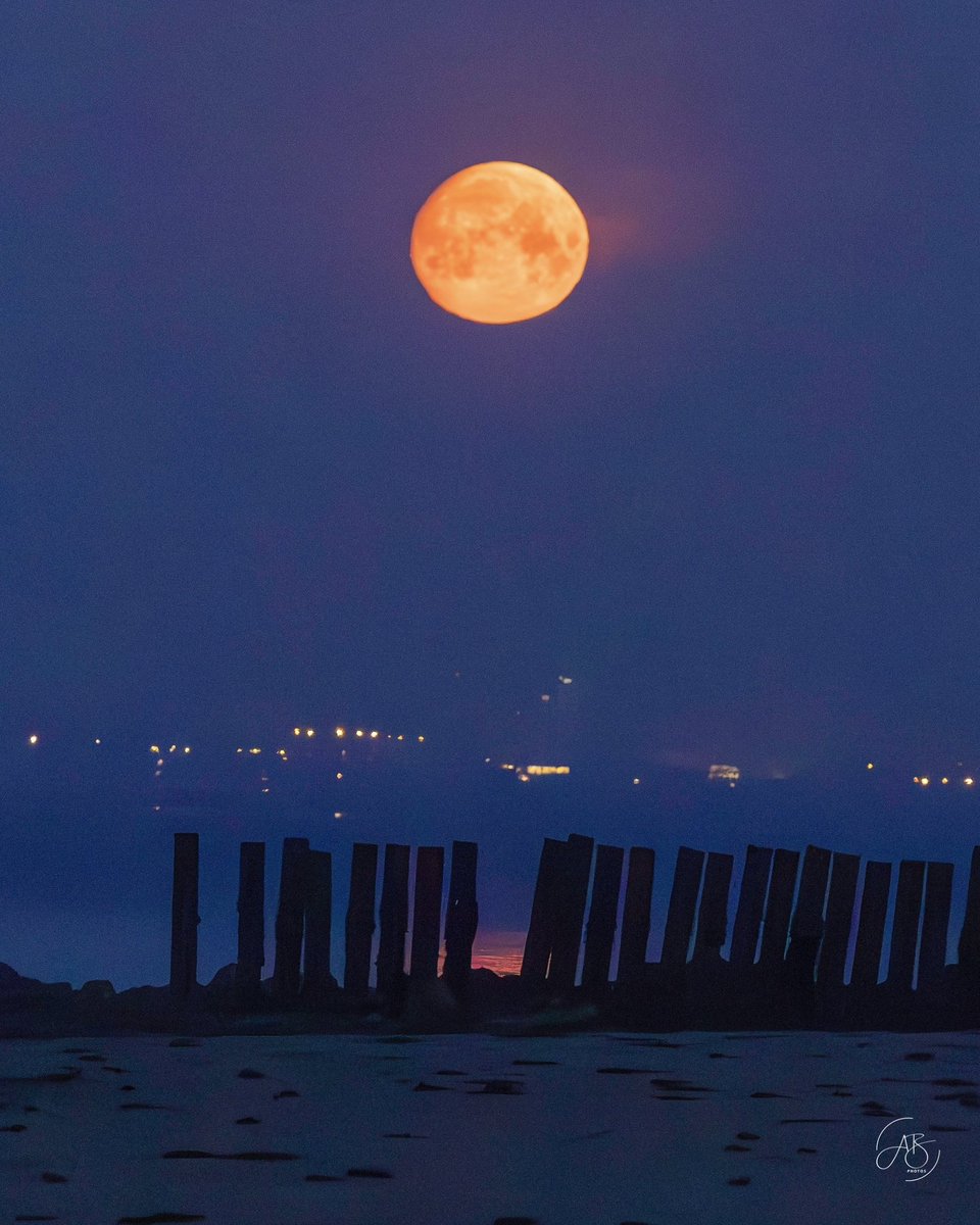AnnBruen's tweet photo. This day last year - moonset (97.4%) over the sleepers at Gyles Quay, Co. Louth as the moon turned from orange to red before it faded behind some low lying cloud. 
#moonset #gylesquay #onthisday #discoverireland https://t.co/lxwO10enFd