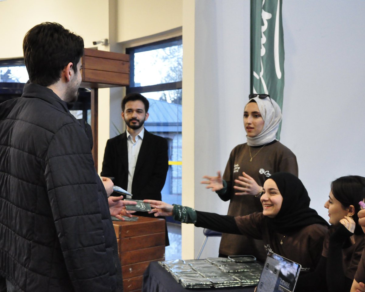 cemrevakfi's tweet photo. Yıldız Teknik Üniversitesi’nde gerçekleşen “Yıldızlı Gece” etkinliğinde #CemreVakfı olarak yerimizi aldık ve alana kurduğumuz standımızda, enerjisiyle bizleri büyüleyen genç arkadaşlarımızla bir araya geldik.

Bu güzel akşamı daha da anlamlı kılmak için ziyaretçilerimizle birlikte saksılarımıza ilk tohumlarımızı bıraktık. Toprakla buluşan her tohum, büyüttüğümüz umudun ve dayanışmanın bir simgesi oldu. 💚