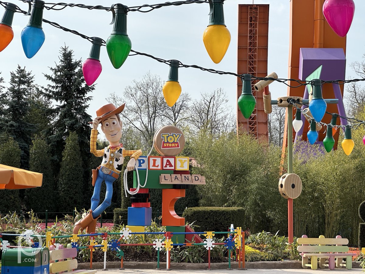 PixiedustDLP's tweet image. A welcome from Woody as you head into Toy Story Playland from Adventure Way in Disney Adventure World. All these new pathways connecting different parts of the park make such a huge improvement to the overall experience. 🤠✨

#disneylandparis #dlp #paris #disney #disneyparks