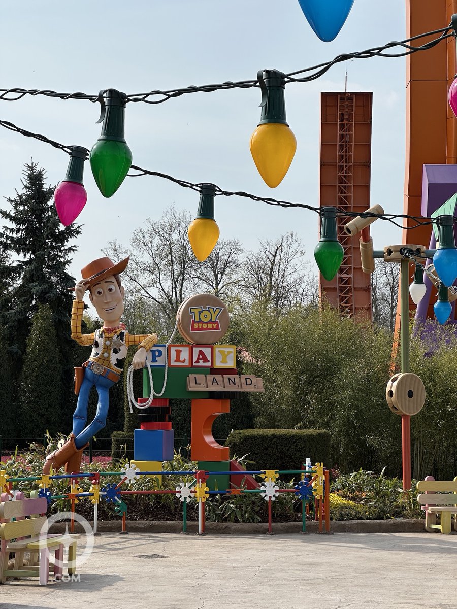 PixiedustDLP's tweet image. A welcome from Woody as you head into Toy Story Playland from Adventure Way in Disney Adventure World. All these new pathways connecting different parts of the park make such a huge improvement to the overall experience. 🤠✨

#disneylandparis #dlp #paris #disney #disneyparks