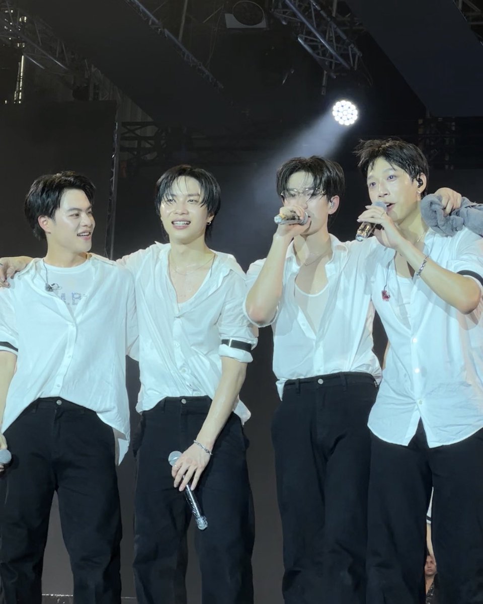 เหมือนแก้งเพื่อนพระเอกในฟิคซักเรื่อง หล่อสัด 😭

#MARCKRIS #JUNGT 
#JINWOOKkim #NEXnattakit 
#SunsationalSongkranFestivalxBUS