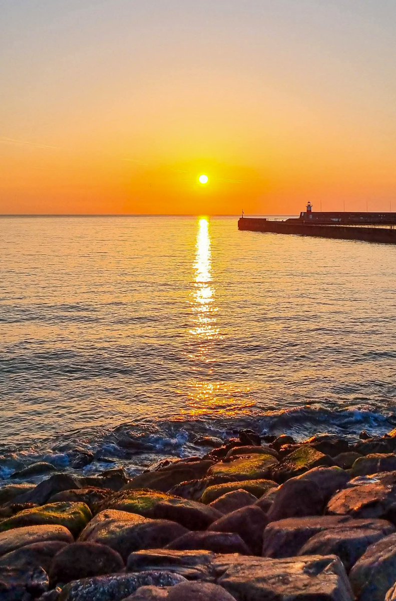 sscanlon07's tweet image. And then the sun pops her lovely head up from underneath the dawn duvet 😊 #sunrise #sea #Wicklow #Ireland