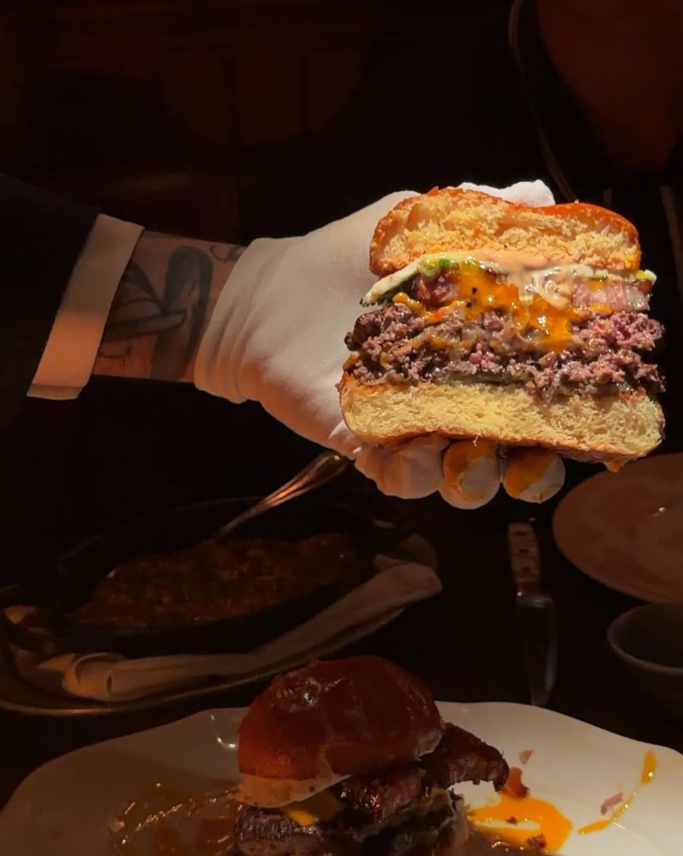 TheeVibeGuide's tweet photo. 4Charles Prime Rib, NYC. ๐๐บ๐ธ
#NYC #TheVibeGuide https://t.co/clUq3zLk8j