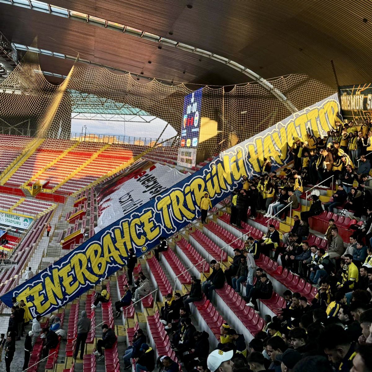 GİTTİĞİN YERDE YALNIZ KALMA DİYE PEŞİNDEN KOŞTURDUK GELİYORUZ! @fenerbahce

Kayserispor mücadelesi öncesinde deplasman tribünündeki yerimizi aldık ve pankartımızı astık! #SaldırFener

#FenerbahçeTribünüHayattır