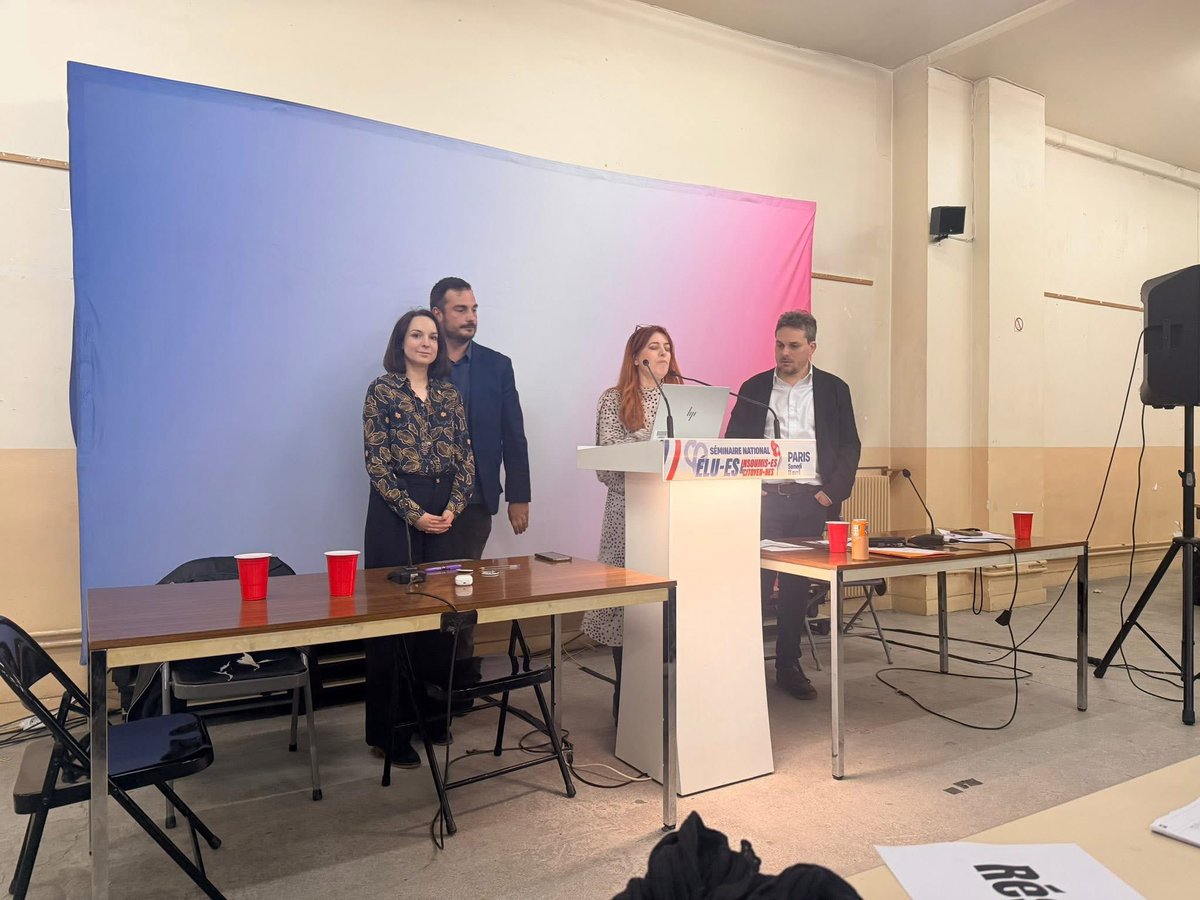 Présent aujourd’hui au séminaire nationale du Réseau des élu·es insoumis·es et citoyen·nes à #Paris.  

Ici avec plus 1000 élu·es à ce jour, le réseau porte une vision politique qui remet les habitant·es au cœur des décisions : co-construction des délibérations, votations