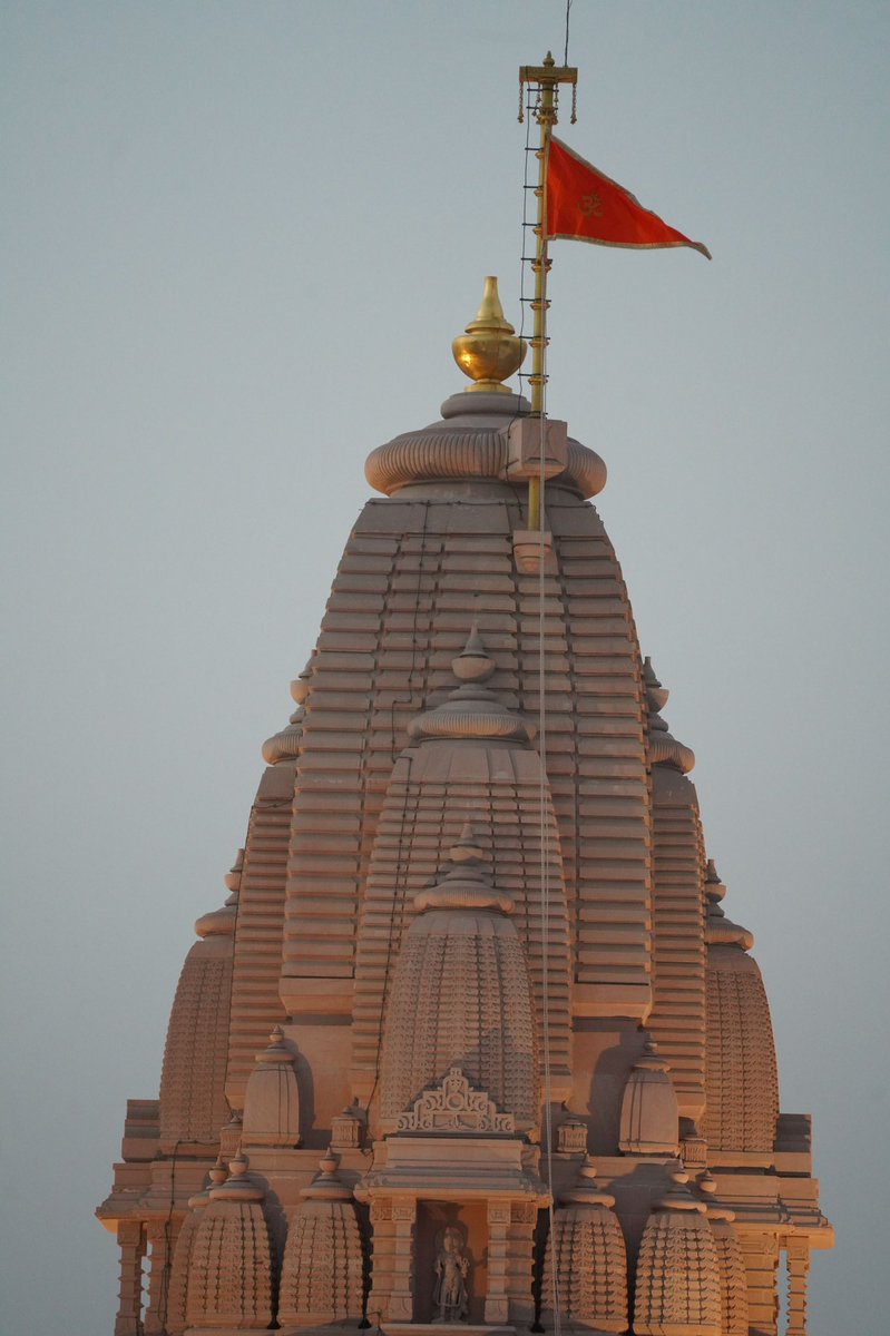 ShriRamTeerth's tweet image. श्रीराम जन्मभूमि मन्दिर परिसर स्थित प्रथम पूज्य गणेश जी के मन्दिर पर आज ध्वजारोहण किया गया। निर्माण एवं सुरक्षा एजेंसियों के प्रमुख दायित्वधारियों ने संयुक्त रूप से ध्वजारोहण किया।

ध्वजारोहण करने वालों में एलएंडटी के परियोजना निदेशक विनोद मेहता, सुजितदास शाहा, टाटा से रमेश