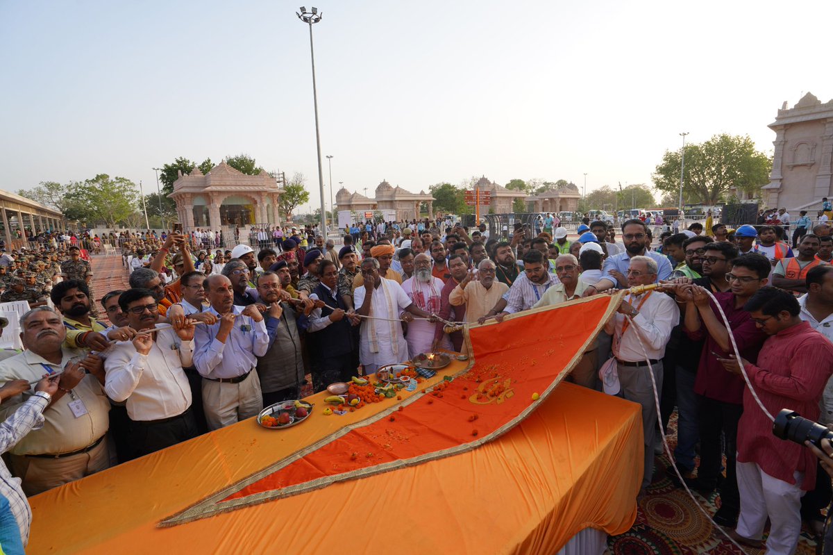 ShriRamTeerth's tweet image. श्रीराम जन्मभूमि मन्दिर परिसर स्थित प्रथम पूज्य गणेश जी के मन्दिर पर आज ध्वजारोहण किया गया। निर्माण एवं सुरक्षा एजेंसियों के प्रमुख दायित्वधारियों ने संयुक्त रूप से ध्वजारोहण किया।

ध्वजारोहण करने वालों में एलएंडटी के परियोजना निदेशक विनोद मेहता, सुजितदास शाहा, टाटा से रमेश