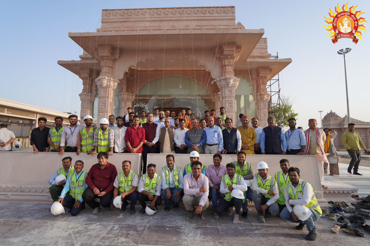 ShriRamTeerth's tweet image. श्रीराम जन्मभूमि मन्दिर परिसर स्थित प्रथम पूज्य गणेश जी के मन्दिर पर आज ध्वजारोहण किया गया। निर्माण एवं सुरक्षा एजेंसियों के प्रमुख दायित्वधारियों ने संयुक्त रूप से ध्वजारोहण किया।

ध्वजारोहण करने वालों में एलएंडटी के परियोजना निदेशक विनोद मेहता, सुजितदास शाहा, टाटा से रमेश