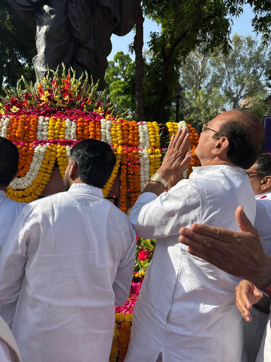 idpyadav's tweet photo. आज बाबा फूले जी को 200वीं जयंती पर संसद भवन में फूले जी की प्रतिमा पर फूल अर्पित कर श्रदांजलि दी।
.
.
#dpyadav https://t.co/J7T5ajzIgQ