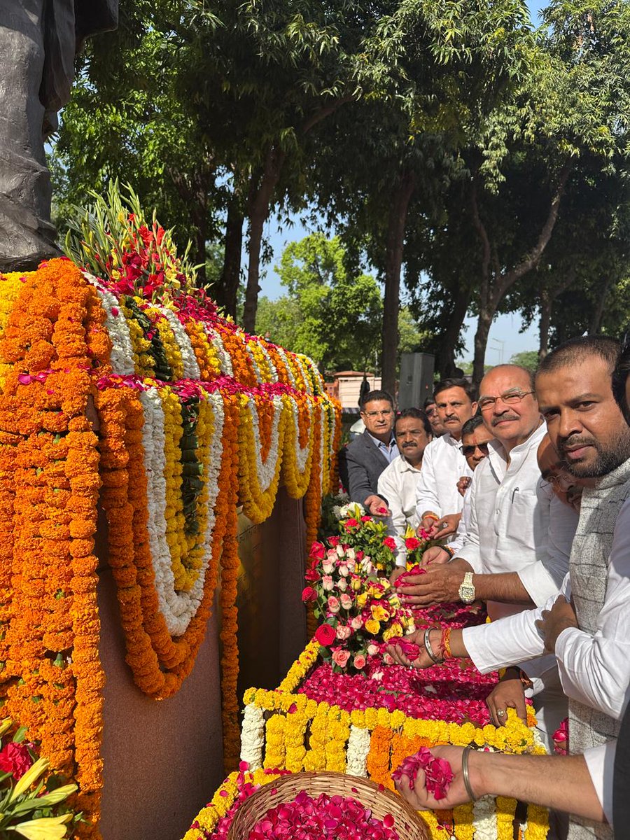 idpyadav's tweet photo. आज बाबा फूले जी को 200वीं जयंती पर संसद भवन में फूले जी की प्रतिमा पर फूल अर्पित कर श्रदांजलि दी।
.
.
#dpyadav https://t.co/J7T5ajzIgQ
