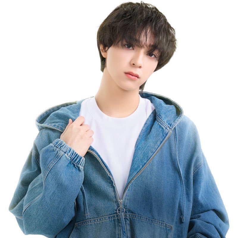 มาจบคิวละ งั้นขอฟีดแบคถึงทรงผมน้องโซ่หน่อยน้า🐻🤏🏻 สำหรับในทุกๆคิวต่อไป พี่ๆช่างผมน้องแค่ไดร์หน้าม้าข้างหน้าตรง บางๆ ไม่ทำให้ผมน้องจับเป็นก้อนหนาจนมองไม่เหนคิ้ว แค่นี้เลยคับ😊

ละก้คิดว่าในกองน่าจะมีแปะรูปเรฟหน้าผมนักแสดงตามห้องแต่งตัวอยุ่แล้วใช่มั้ยคะๆ