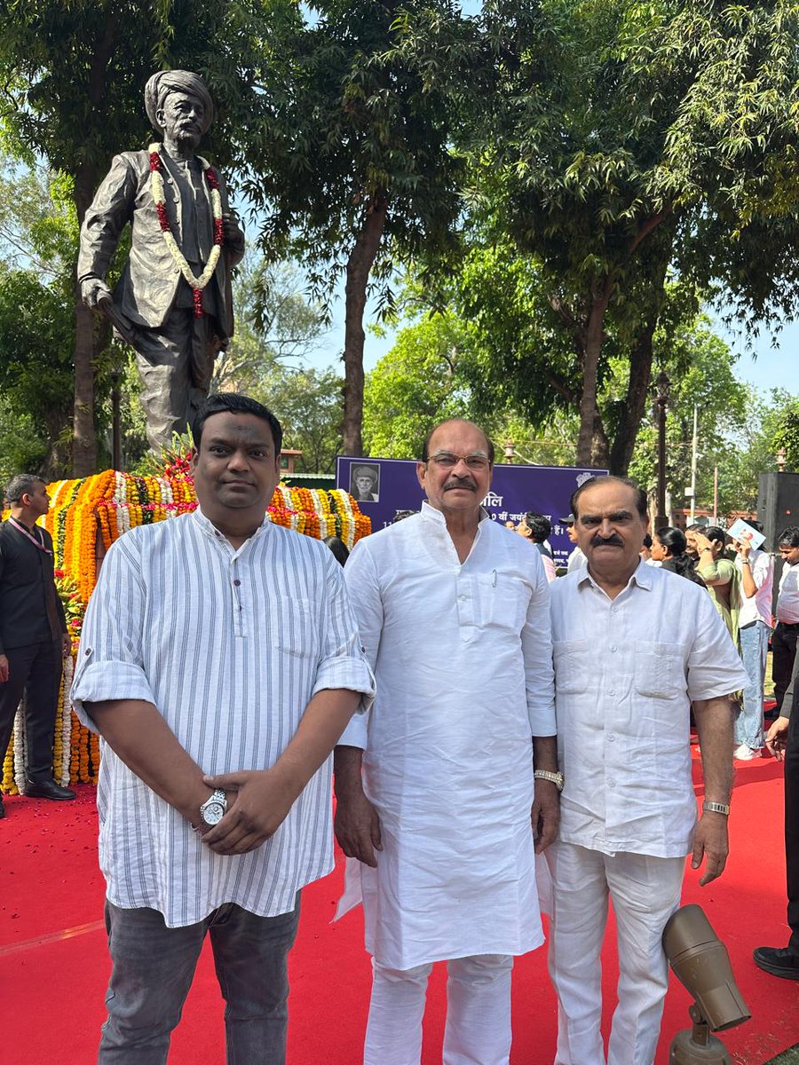 idpyadav's tweet photo. आज बाबा फूले जी को 200वीं जयंती पर संसद भवन में फूले जी की प्रतिमा पर फूल अर्पित कर श्रदांजलि दी।
.
.
#dpyadav https://t.co/J7T5ajzIgQ
