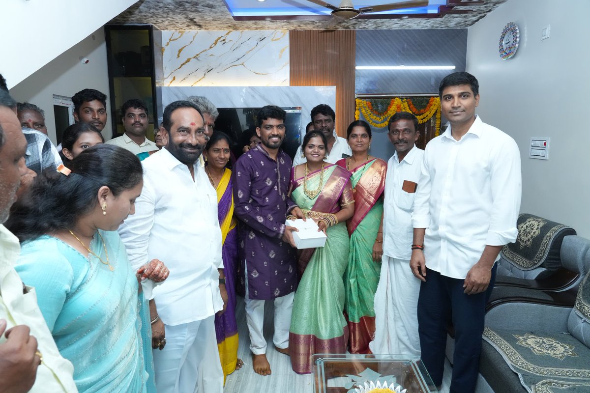 SriKrishnaLavu's tweet photo. ఈరోజు మాచర్ల నియోజకవర్గం, కారంపూడి మండలం, కాకానివారిపాలెంలో జరిగిన టీడీపీ సీనియర్ లీడర్, మాజీ ఎంపీపీ జాస్తి గంగారావు గారి కుమారుడి వివాహ వేడుకలో పాల్గొని నూతన వధూవరులను ఆశీర్వదించడం జరిగింది. 

కారంపూడి మండలం, కాకానివారిపాలెంలో,, కందిమళ్ల వెంకటేశ్వర్లు గారి కుమారుడి వివాహం జరిగిన సందర్బంగా నూతన వధూవరులను ఆశీర్వదించడం జరిగింది. 

ఈ కార్యక్రమంలో మాచర్ల శాసనసభ్యులు జూలకంటి బ్రహ్మానంద రెడ్డి గారు, స్థానిక నేతలు పాల్గొన్నారు.