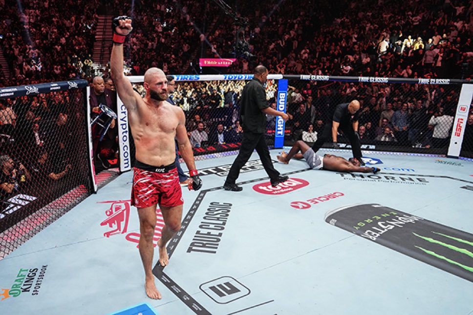 Hoy este hombre vuelve a ser campeón de la UFC.