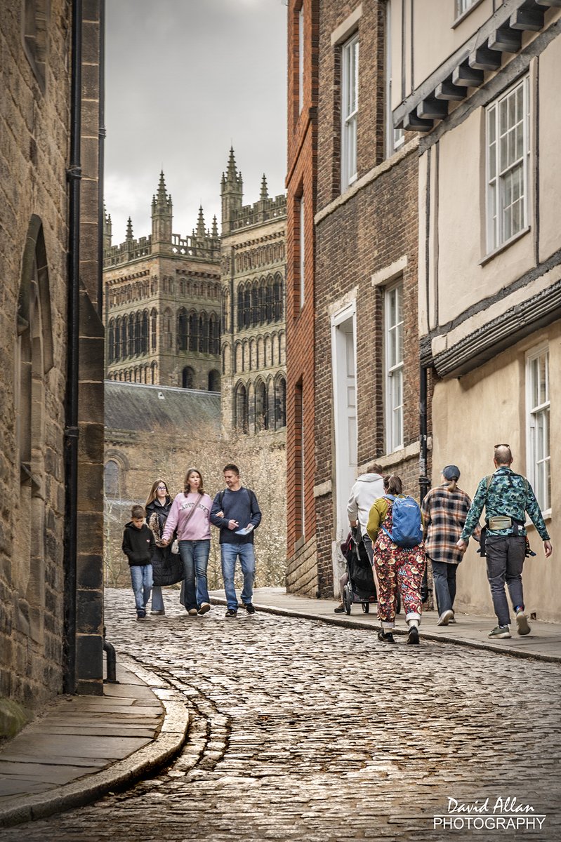 davidm_allan's tweet image. Durham's cobbled Owengate, with the west towers of the city's cathedral playing peek-a-boo. Just a few more footsteps until the 'big reveal' when you reach Palace Green and the whole of the magnificent Norman edifice opens up.
#england #durhamcathedral #unesco #photography