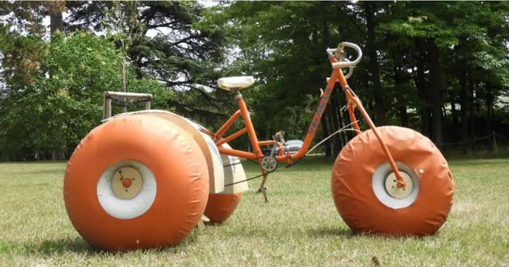 tribunedelyon's tweet image. Inventé en 1973 à Fontaines-sur-Saône par la famille Garcia, le Vélomar, un vélo amphibie permettant de pédaler sur l’eau grâce à trois flotteurs gonflables, connaît aujourd’hui une seconde vie

#Invention #Histoire 

zurl.co/XrCLq