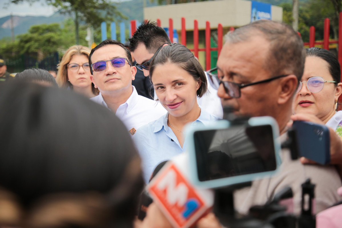 MinAgricultura's tweet image. #AEstaHora 🔴 | ¡La #RevoluciónPorLaVida dice ‘presente’ en Villavicencio (#Meta)! ☀️ 

La ministra @MCarvajalinoV participa junto a la @MinTransporteCo, @MafeRojas, y Natalia Irene Molina, directora del @DNP_Colombia, en una atención a medios 📷 en la que comparten con el país