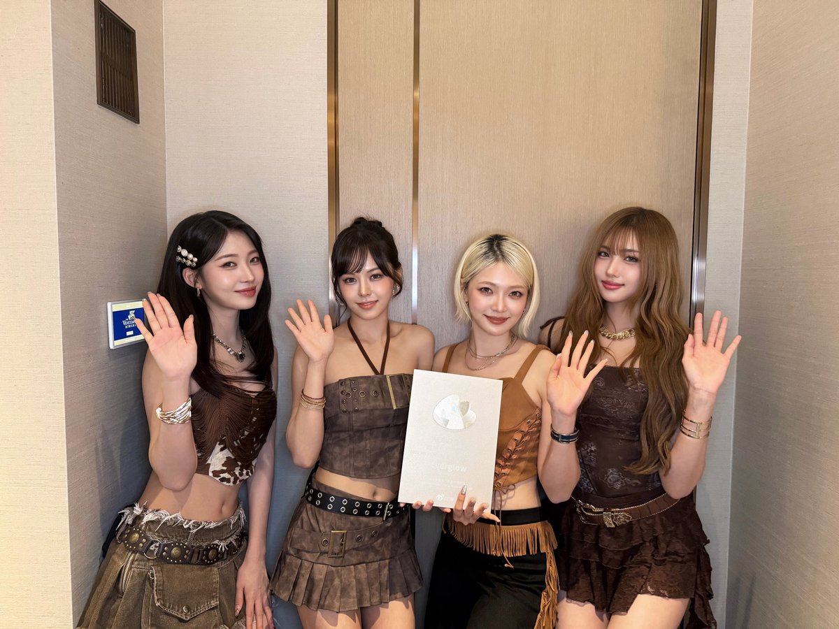 [📸]
260411(토) #웨이보문화교류의밤

Weibo Macao China Popular Group 🏆

멋진 상 주신 Weibo 감사합니다! 아름다운 밤이에요 ✨💜

#EVERGLOW #에버글로우
#CODE #EVERGLOW_CODE