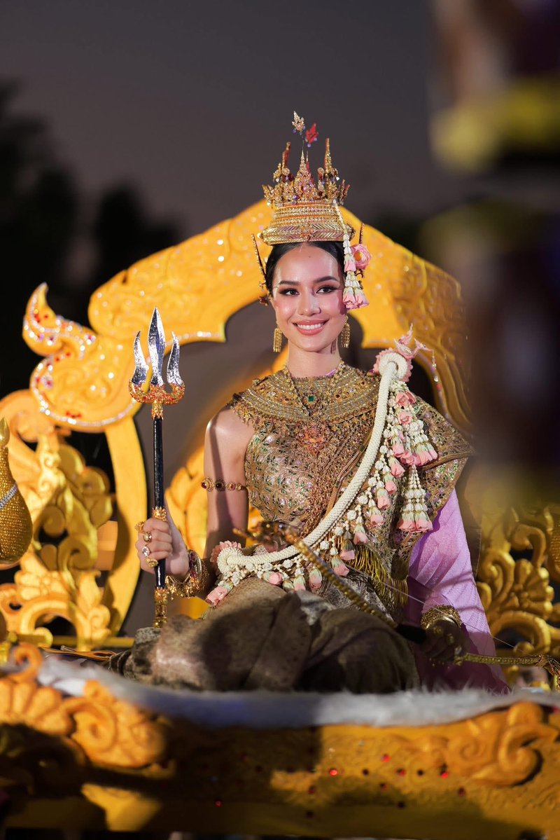 Alexa4Shu's tweet image. #ChudThai by #MissWorld2025
#OpalSuchata 
#ThaiDress #ThaiNationalCostume
#SongkranThailand #AmazingThailand